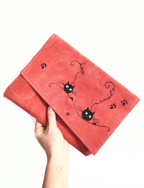 Plic handmade rosu,din piele naturala, cu două pisicute negre pictate,unicat