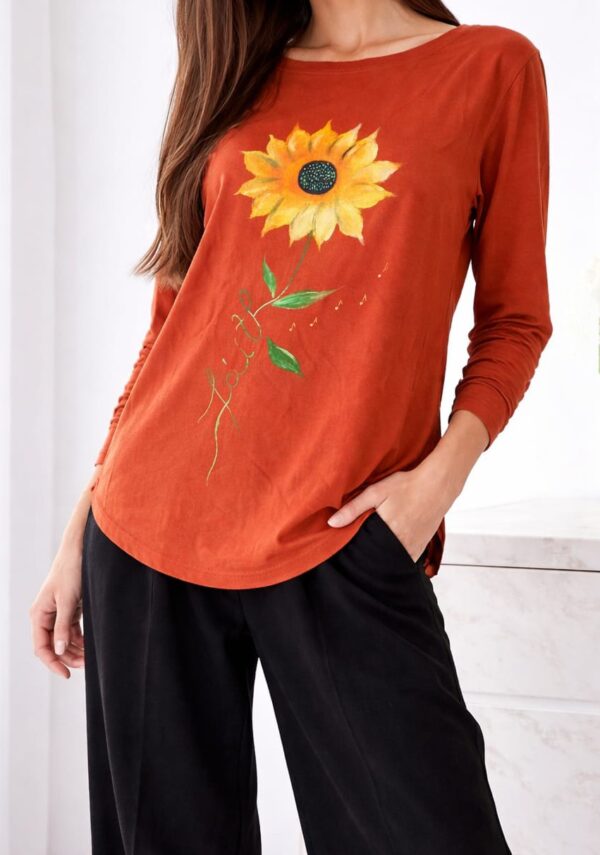 Bluză camel din bumbac pictată manual ,cu floarea-soarelui și mesaj Faith