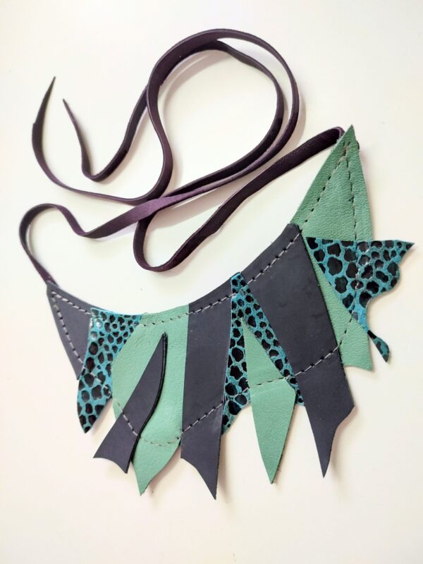 Colier unicat verde smarald,lucrat manual,din piele naturala