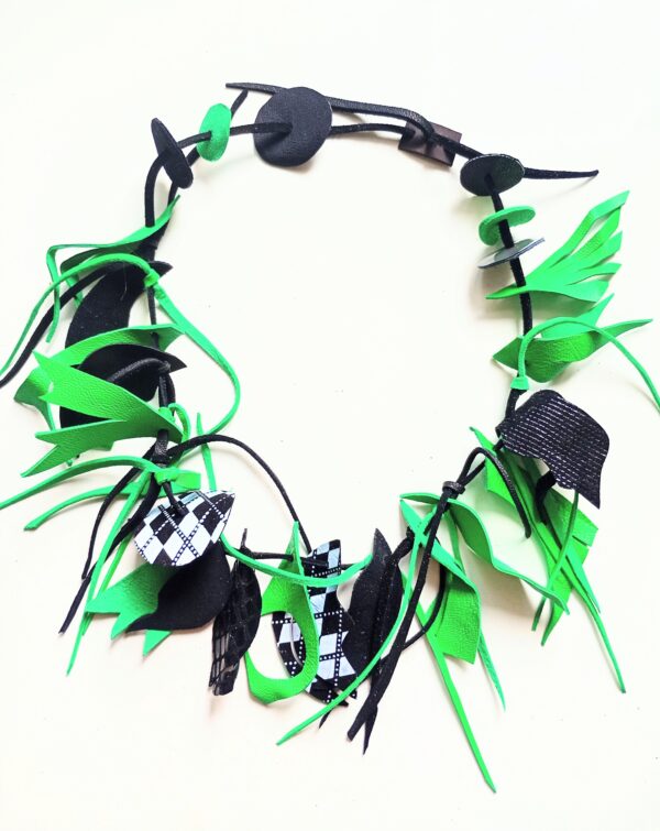 Colier verde din piele naturala, lucrat manual