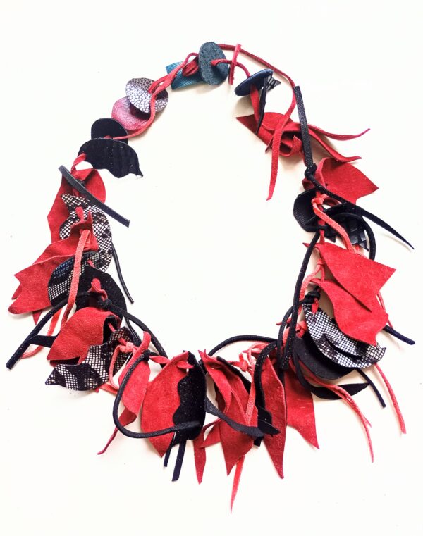 Colier bordeaux asimetric din piele naturala, lucrat manual