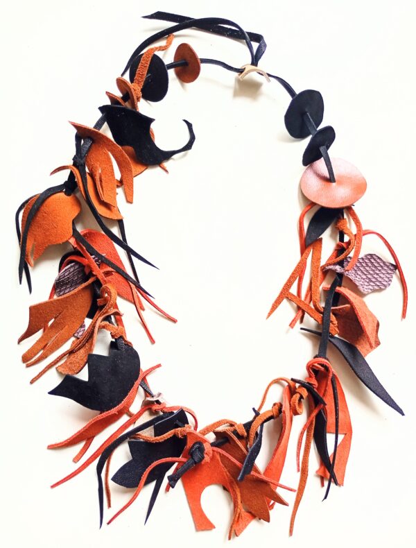 Colier camel realizat manual din piele naturala