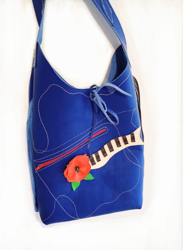 Geanta albastru electric, cu trandafir si pian, realizata manual din piele naturala