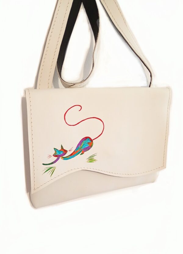 Geanta alba crossbody, cu pisicuta pictata, realizata manual din piele naturala