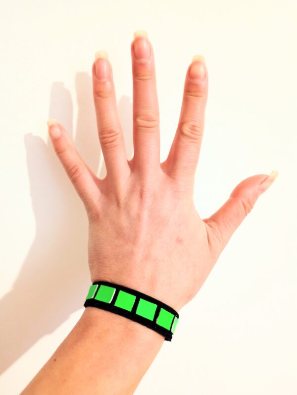 Bratara lucrata manual din piele naturala, cu aplicatii geometrice