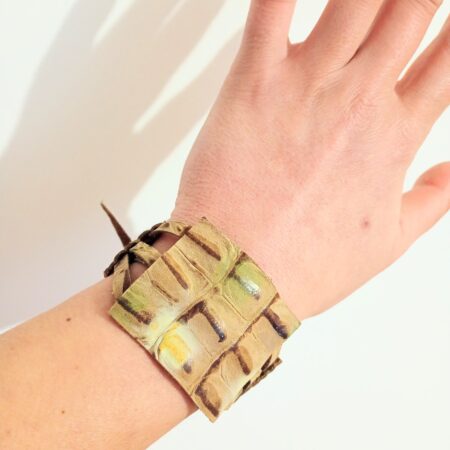 Bratara reglabila din piele naturala, cu textura reliefata, lucrata manual