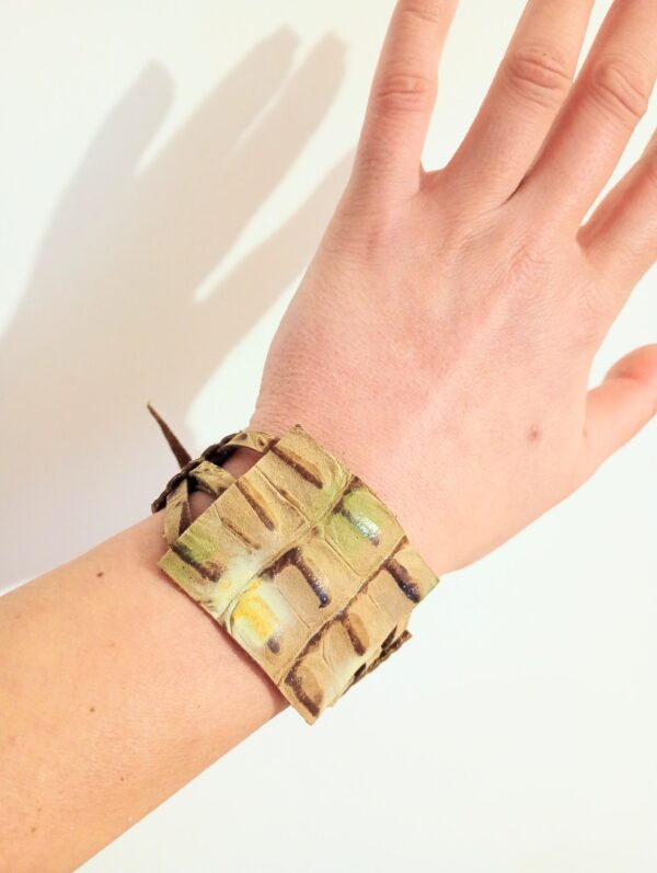 Bratara reglabila din piele naturala, cu textura reliefata, lucrata manual