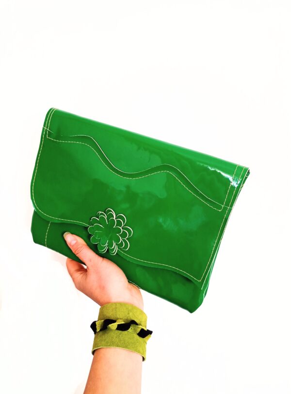 Plic verde din piele naturala ,lucrat manual,cu dalie 3D