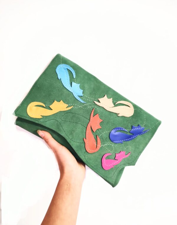 Plic handmade verde din piele naturala ,cu pisicute multicolore,unicat