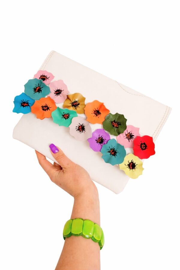 Plic alb cu maci multicolori ,din piele naturala lucrat manual