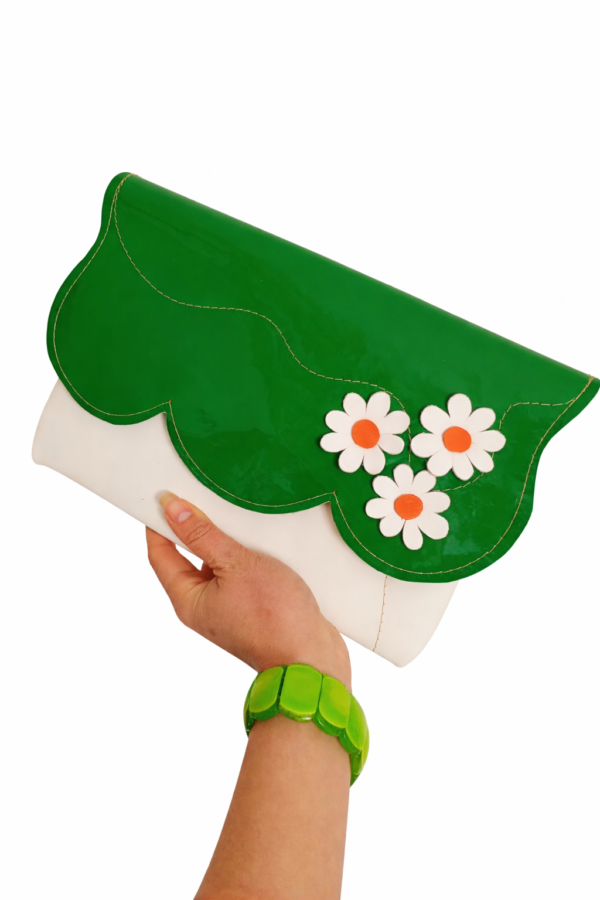 Plic lucrat manual din piele naturala ,cu crizanteme