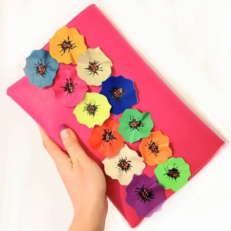 Plic fuchsia lucrat manual din piele naturala,cu maci multicolori