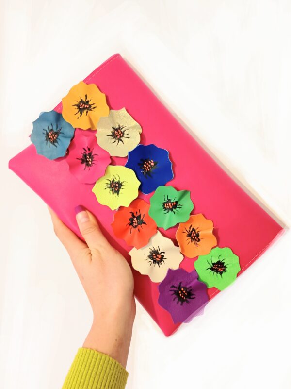 Plic fuchsia lucrat manual din piele naturala,cu maci multicolori