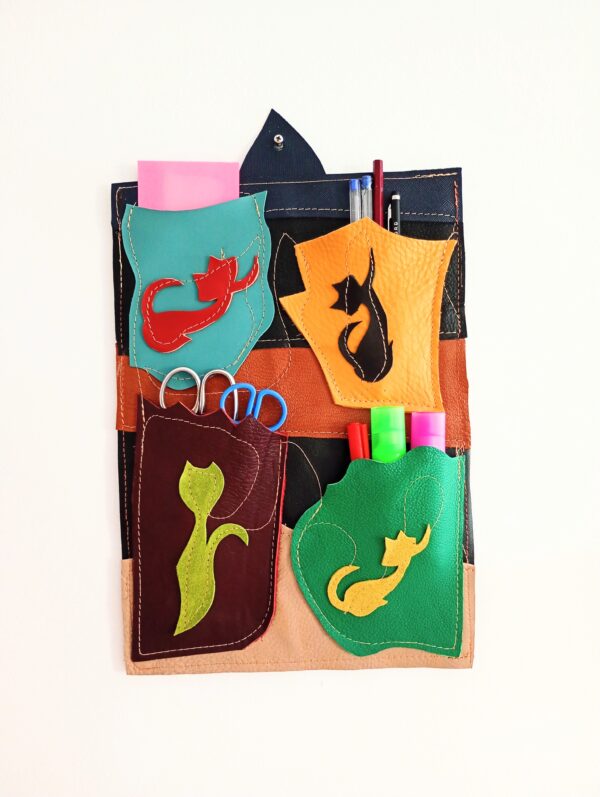 Organizator din piele naturală multicolor ,lucrat manual ,cu pisicuțe