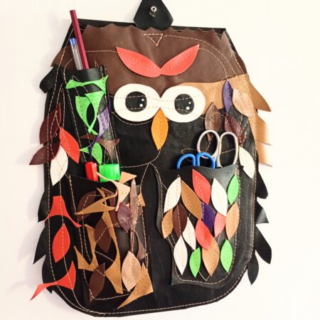 Suport pentru perete realizat manual din piele naturala,in forma de bufniță