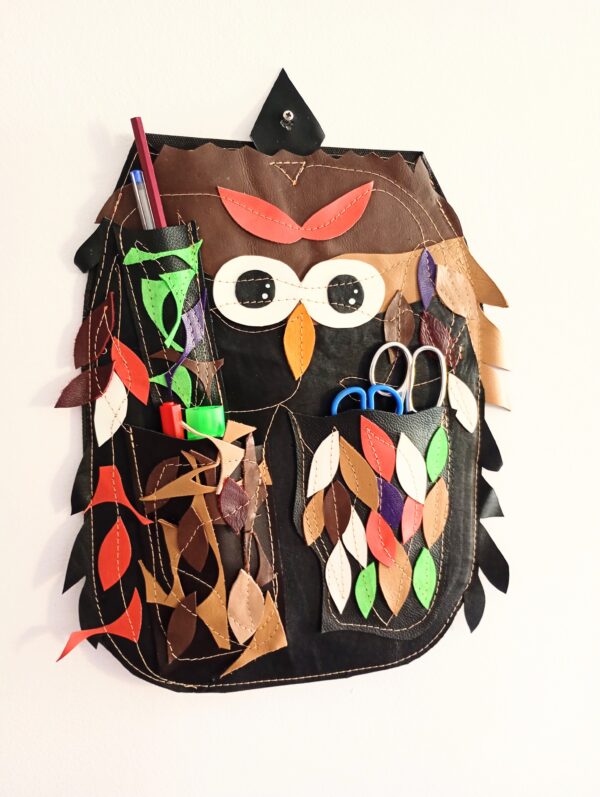Suport pentru perete realizat manual din piele naturala,in forma de bufniță