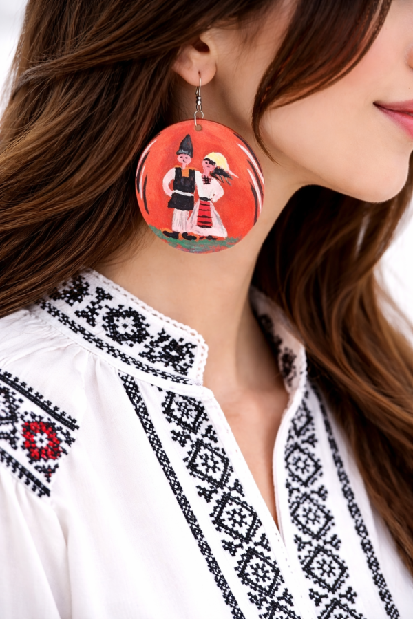 Cercei corai din piele naturala cu motiv tradițional ,pictați manual