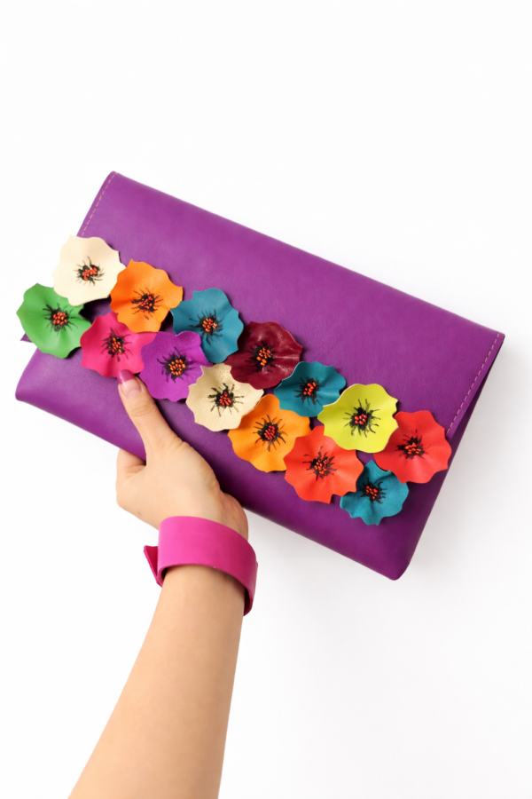 Plic mov lucrat manual cu maci multicolori ,din piele naturala