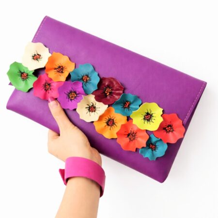 Plic mov lucrat manual din piele naturala,cu maci multicolori