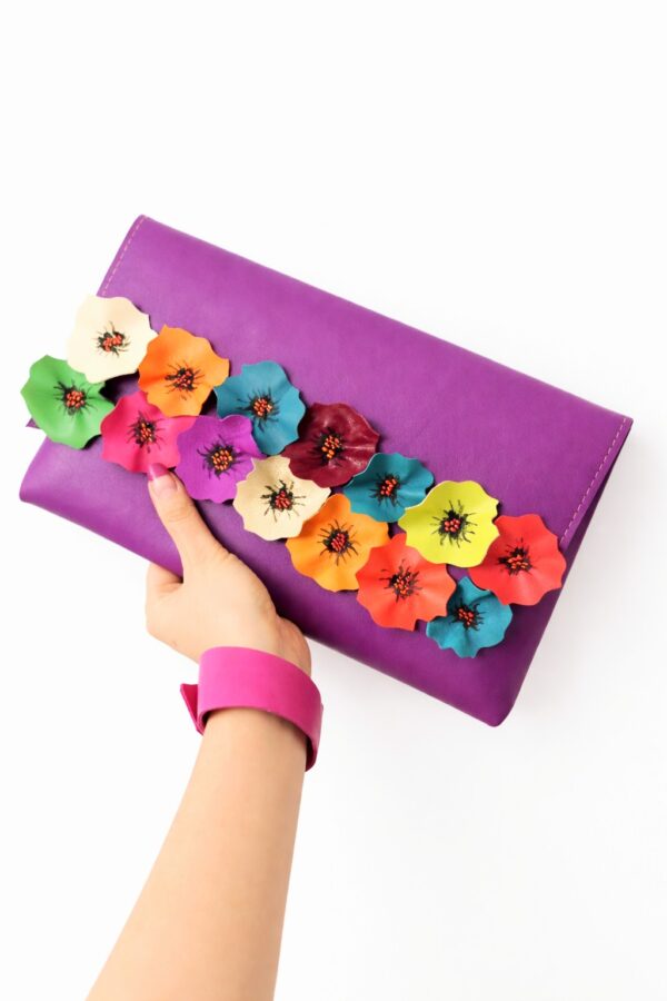 Plic mov lucrat manual din piele naturala,cu maci multicolori