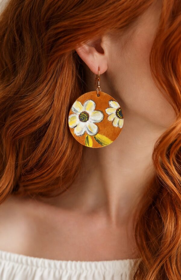 Cercei lucrați manual din piele naturală cu crizanteme pictate