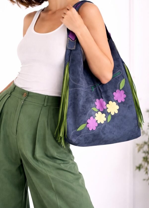 Geanta bleumarin din piele naturala intoarsa ,cu flori ,lucrată manual