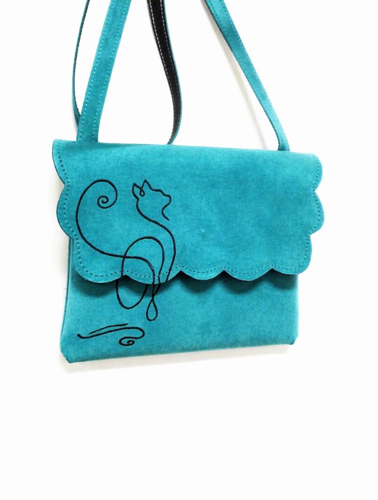 Geanta handmade turcoaz ,cu pisicuță,din piele naturala