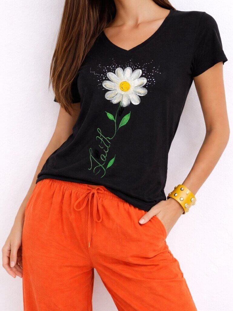 tricou negru pictat manual cu crizantema