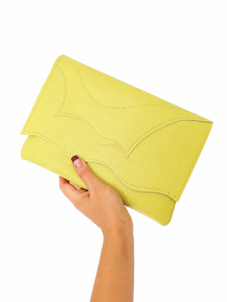 Plic galben din piele naturala lucrat manual