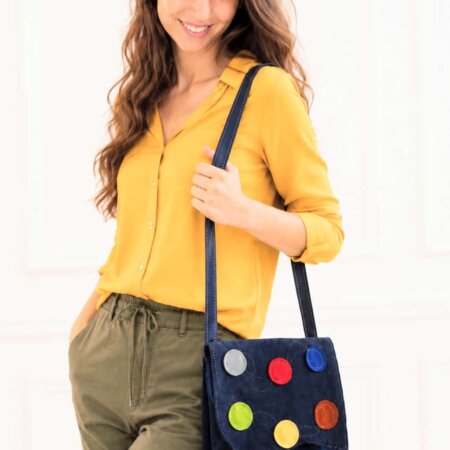 Geanta crossbody bleumarin din piele naturală întoarsă cu buline colorate