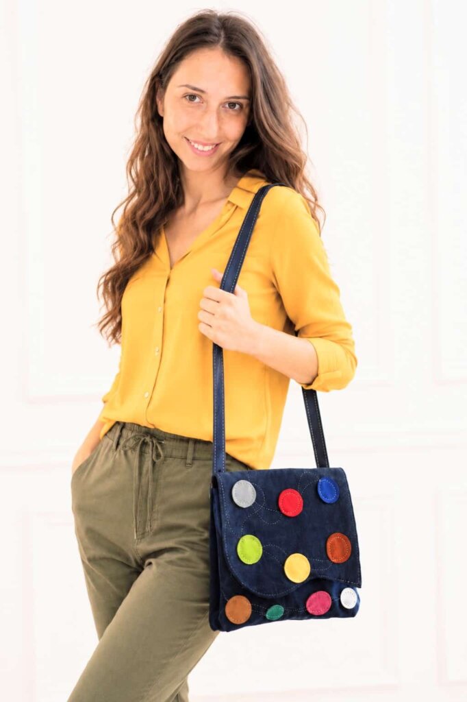 Geanta crossbody bleumarin din piele naturală întoarsă cu buline colorate