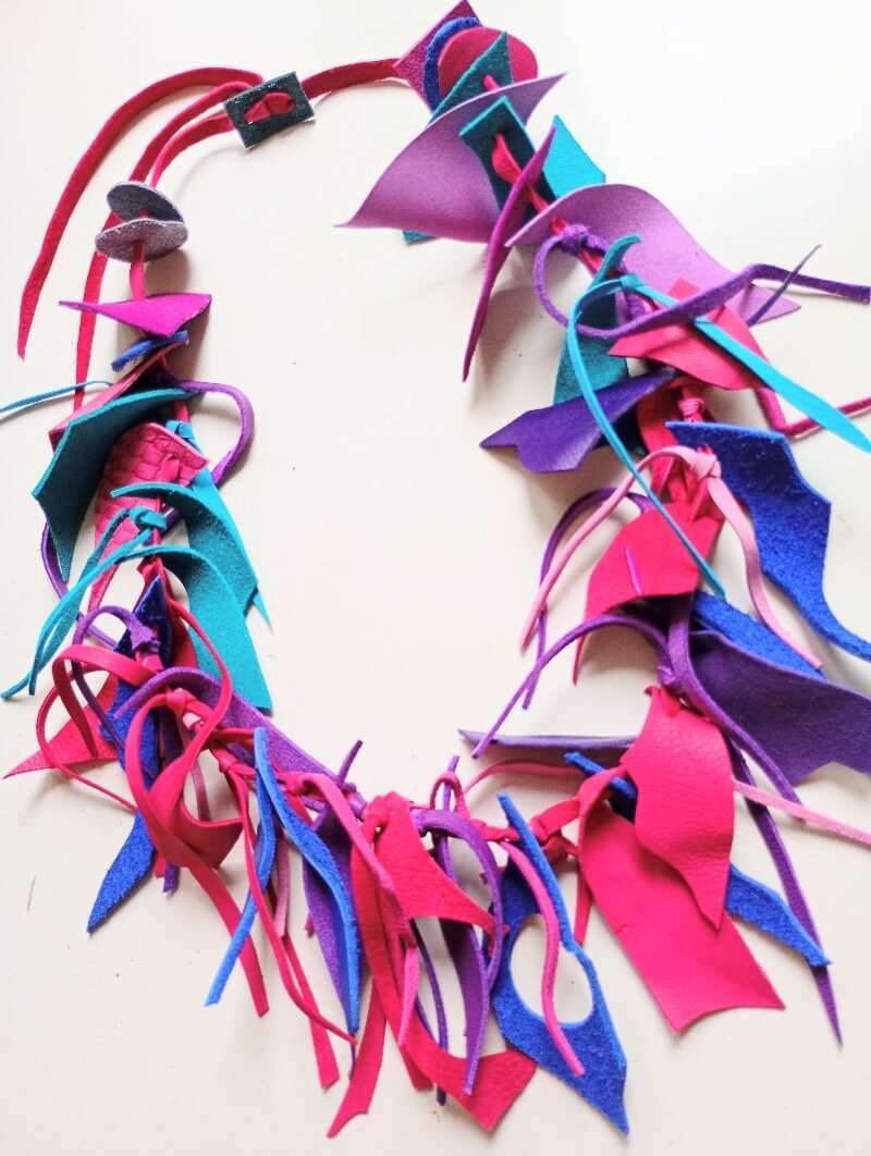 Colier unicat handmade din piele naturala,nuanțe fuchsia ,albastru electric ,turcoaz - imagine 2
