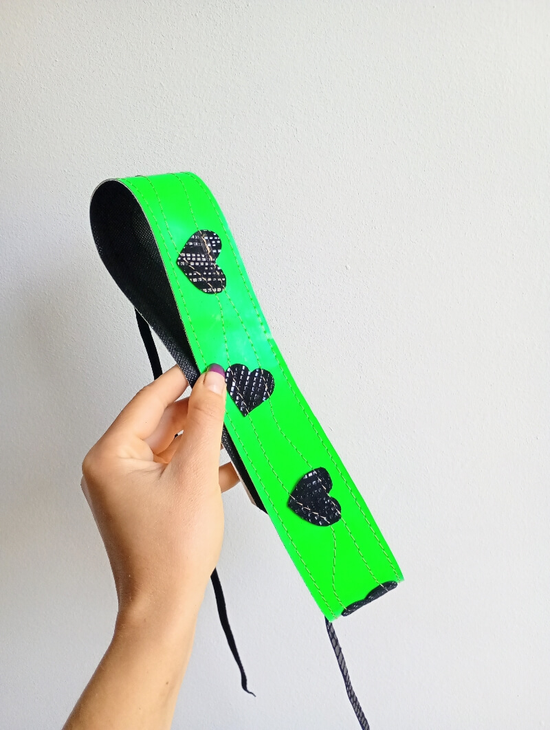 Centura verde neon din piele naturală cu inimioare - imagine 2