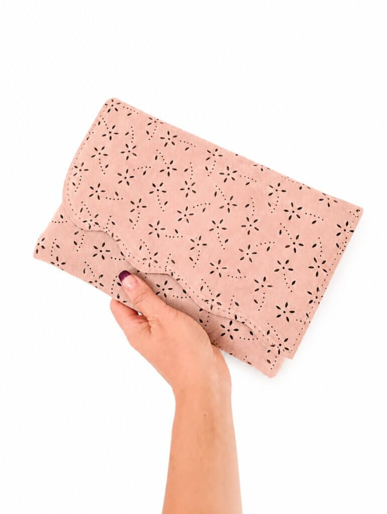 Poseta-plic din piele naturala roz pudra cu efect dantelat ,lucrat manual