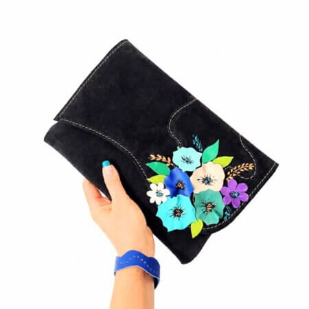 Poșeta-plic bleumarin închis din piele naturală întoarsă,cu flori multicolore ,lucrata manual