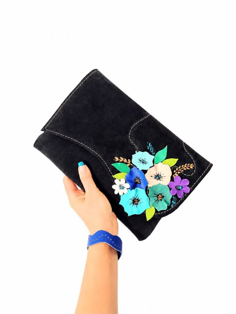 Poșeta-plic bleumarin închis din piele naturală întoarsă,cu flori multicolore ,lucrata manual