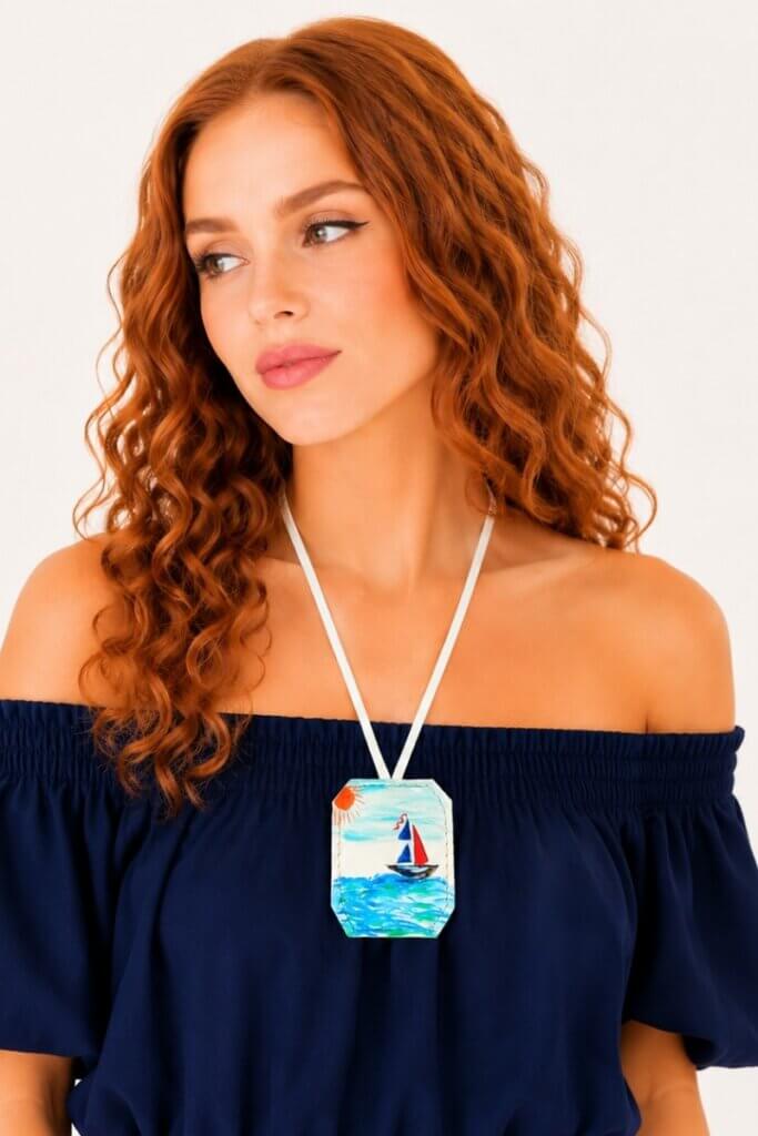 Colier cu mare și bărcuță pictata ,din piele naturală