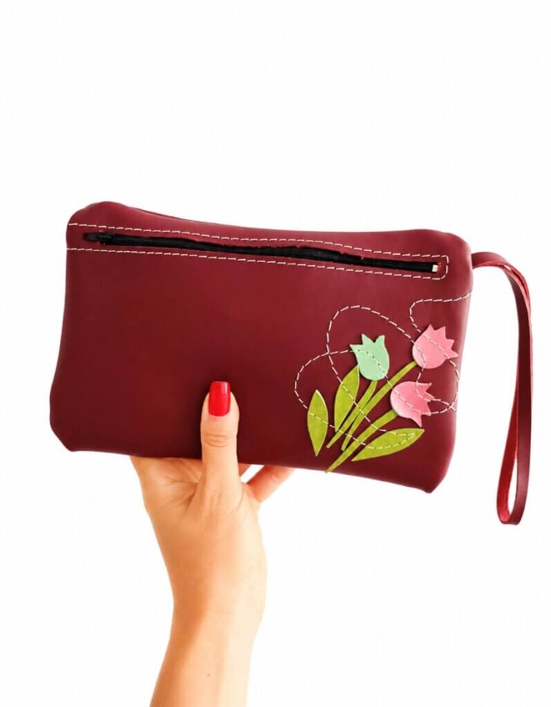 Portfard lucrat manual din piele naturală bordeaux,cu lalele ,unicat